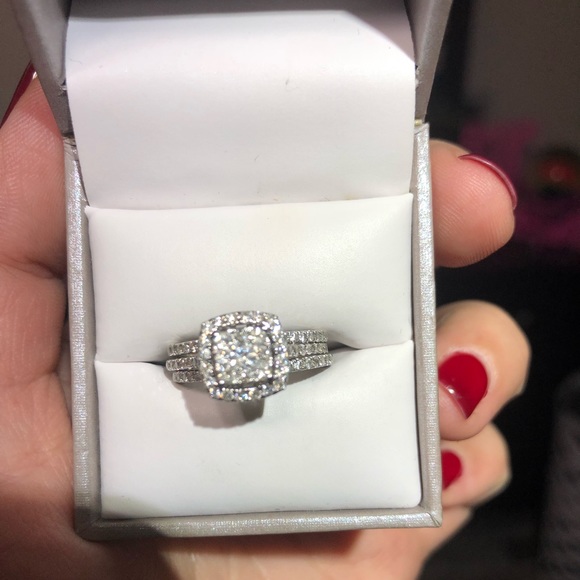 Diamond engagement ring - Picture 1 of 4